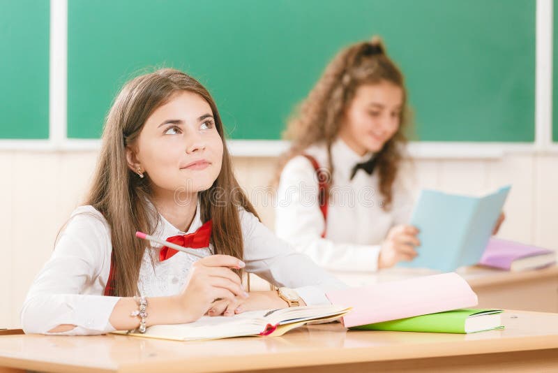Единственная девушка в классе. Девочка выше всех в классе. В классе одни девушки. 40% Девочек в классе. Девочка в классе табы.