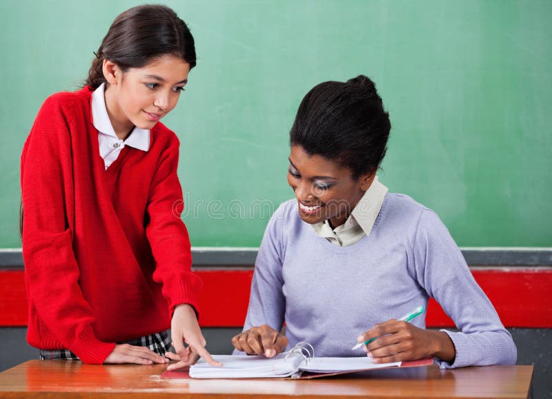 Женщина с вопросами школы. Поднял учительницу на руки. Teacher asking. The teacher asked the children