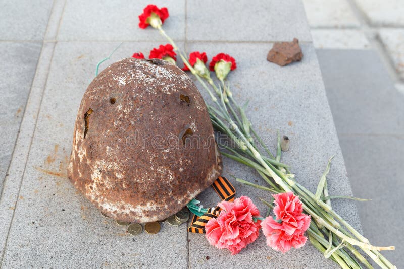 Каска и гвоздики