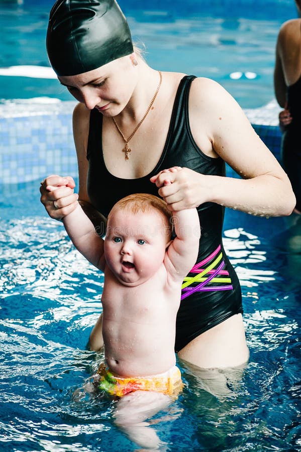 Бассейн мама и ребенок. Мама и малыш в бассейне. Мать держит ребенка на руках в бассейне. Молодая мама с ребенком в бассейне. Мем девушка держит ребенка в бассейне.