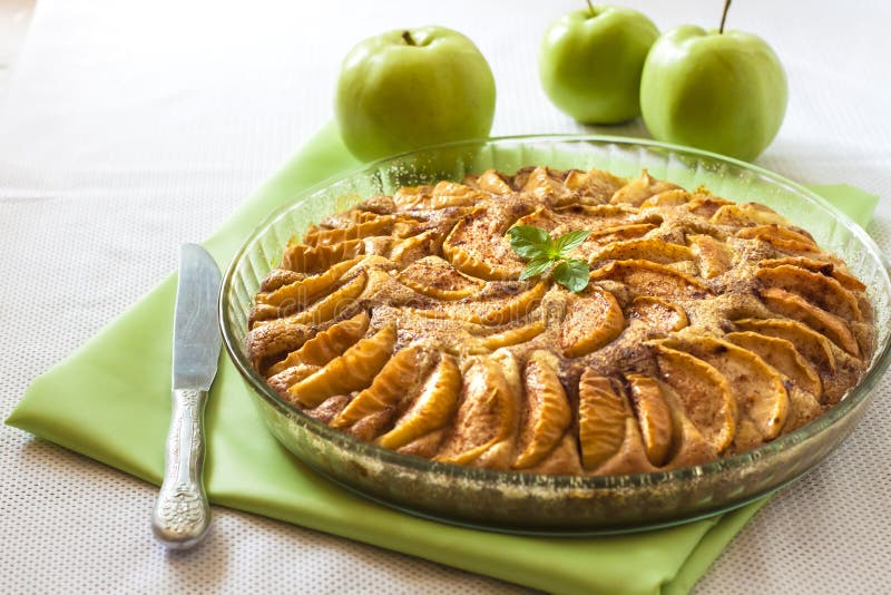 Песочный пирог с яблоками и миндалем