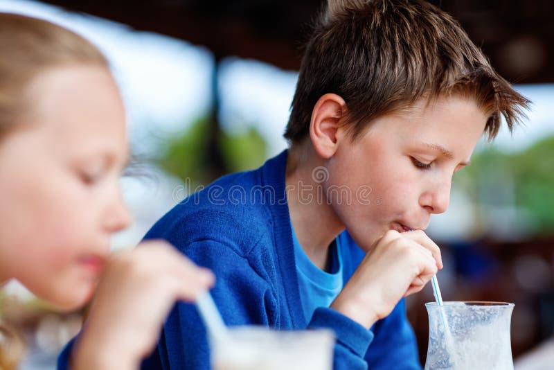 Пьет сестру друга. Дети пьют молочный коктейль. Мальчик пьет молоч продукцию фото. Мальчик пьет молочную реку. Sister то drinking.