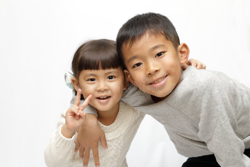 Младший брат японки. Японский брат и ме. Старший брат японец. Японские брат и сестра фото. Find friend pupil.