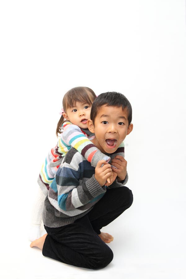 Младший брат японки. Мальчик несет мальчика на спине. Девочка несёт мальчика на спине. Мальчик носит девочку на спине. Японский мальчик нес брата.