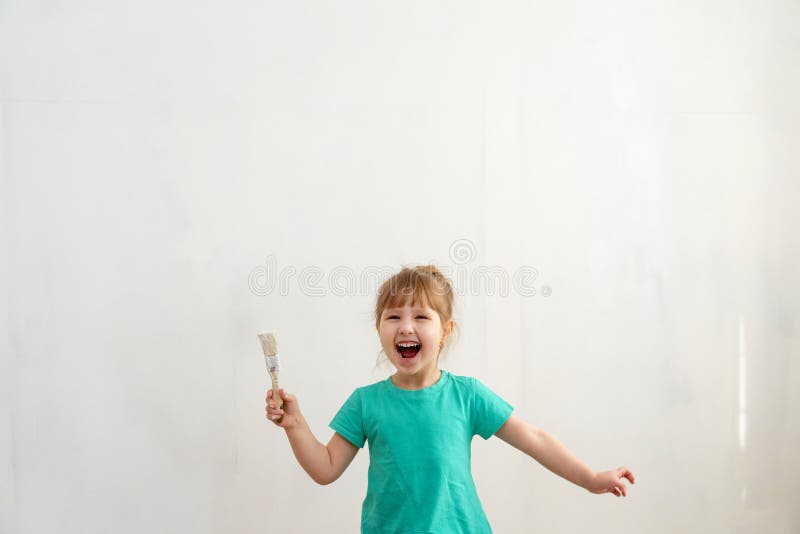 一个快乐小女孩的画像 手上拿着画笔 靠在墙上库存图片 图片包括有一个快乐小女孩的画像 手上拿着画笔 靠在墙上 一个快乐小女孩的画像 手上拿着画笔 靠在墙上库存图片 图片包括有一个快乐小女孩的画像 手上拿着画笔 靠在墙上