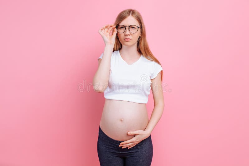 一件t恤杉的怀孕的女孩有视觉障害者的玻璃的在桃红色背景库存图片 图片包括有在桃红色背景 一件t恤杉的怀孕的女孩有视觉障害者的玻璃的 一件t恤杉的怀孕的女孩有视觉障害者的玻璃的在桃红色背景库存图片 图片包括有在桃红色背景 一件t恤杉的怀孕的女孩有视觉障害者的玻璃的
