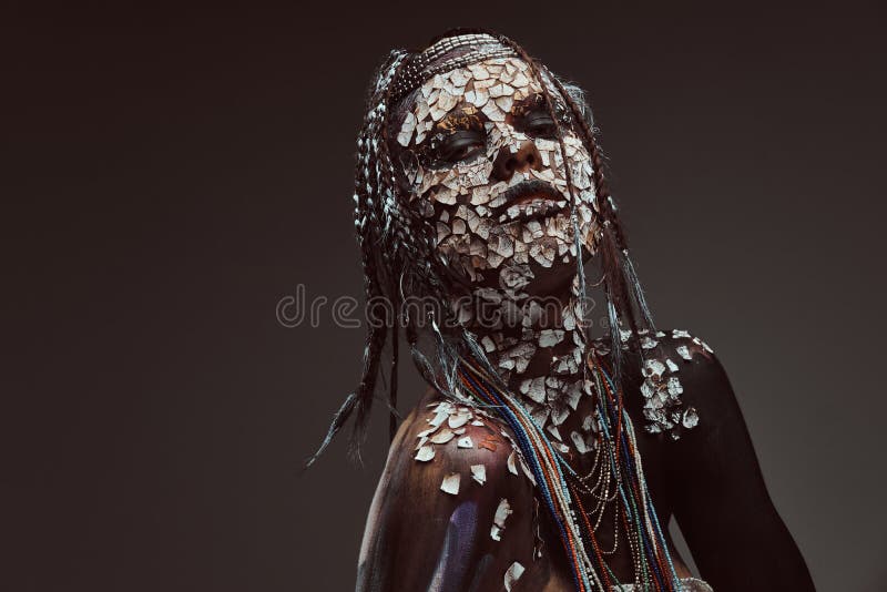 一位可怕非洲僧人女性的画象有石化破裂的皮肤和dreadlocks的构成概念库存照片 图片包括有背包 残酷地 一位可怕非洲僧人女性的画象有石化破裂的皮肤和dreadlocks的构成概念库存照片 图片包括有背包 残酷地