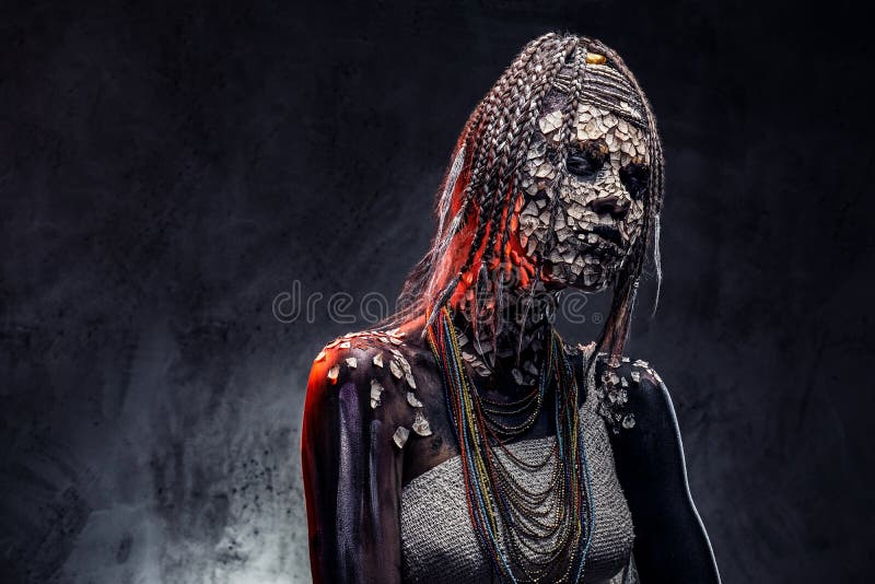一位可怕非洲僧人女性的画象有石化破裂的皮肤和dreadlocks的构成概念库存照片 图片包括有 一位可怕非洲僧人女性的画象有石化破裂的皮肤和dreadlocks的构成概念库存照片 图片包括有