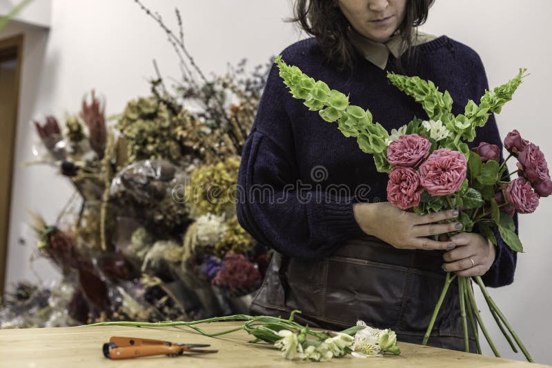 花店里花桌的景色 五颜六色的木桌花库存图片 图片包括有颜色 雏菊 卖花人 女性 编排者