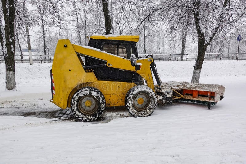 犁在重的降雪的小除雪机走道库存照片 图片包括有道路 风暴 驱动器 车行道 冰冷 耕犁 吹雪机