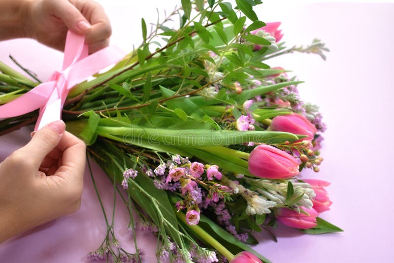 一束花春女节2月14日的鲜花花店的花束库存图片 图片包括有花瓣 白种人 背包 人员 一束花春女节2月14日的鲜花花店的花束库存图片 图片包括有花瓣 白种人 背包 人员