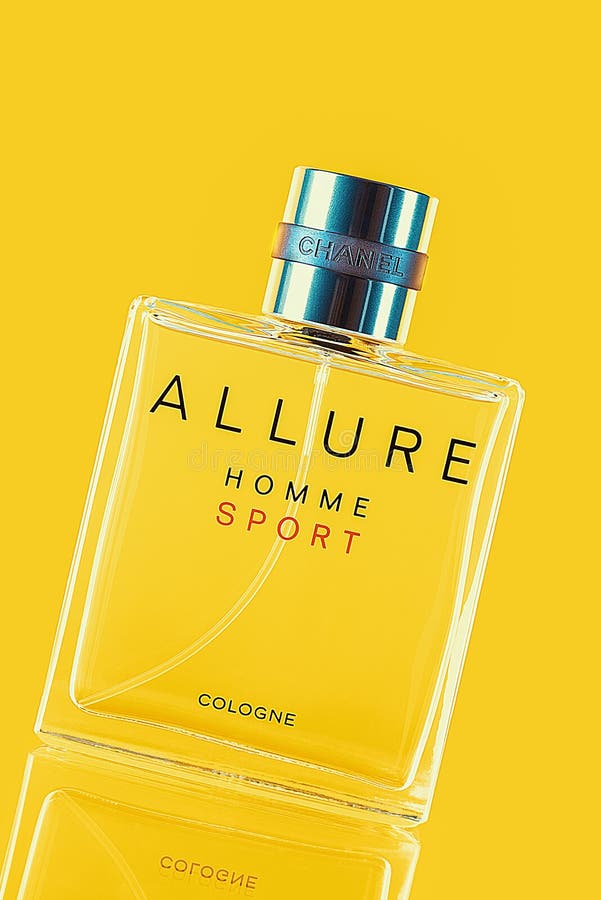 Allure Chanel香水在商店展示上展出 Allure Chanel是法国香奈儿gabrielle Coco Chanel推出的香水编辑类库存照片 图片包括有急性 背包