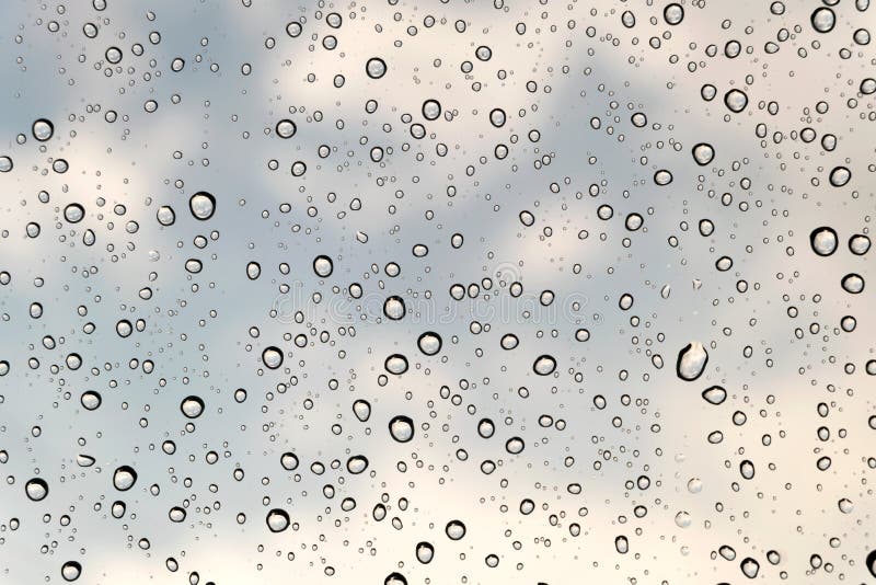 下雨在一个车窗的下落有天空背景 雨库存图片 图片包括有业务量 冬天 蓝色 表面 模式 雨珠 下雨在一个车窗的下落有天空背景 雨库存图片 图片包括有业务量 冬天 蓝色 表面 模式 雨珠