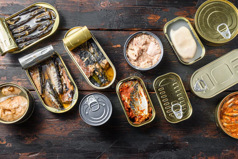 不同种类海鲜的罐头鱼用柳青鱼沙丁鱼开罐头库存图片 图片包括有保存 女校友 石油 螃蟹 蜜饯