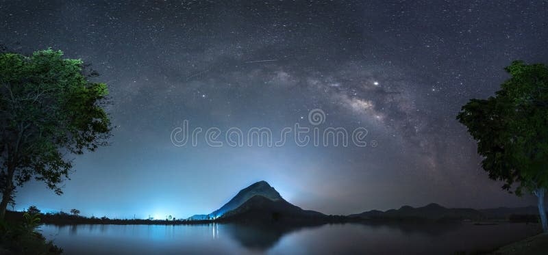 与星和银河的夜空在山和反射上在水库存照片 图片包括有云彩 加拿大 波斯菊 探险 晚上 横向