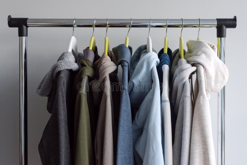 与春天或秋天衣服暖和的挂衣架立场在灰色背景冷天 舒适毛线衣和有冠乌鸦在挂衣架库存照片 图片包括有衣物 显示 与春天或秋天衣服暖和的挂衣架立场在灰色背景冷天 舒适毛线衣和有冠乌鸦在挂衣架库存照片 图片包括有衣物 显示