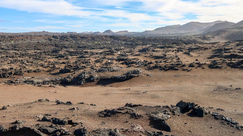 与火山的山脉的熔岩荒野在背景中库存图片 图片包括有范围 火山作用 毁损 横向 地质 石头