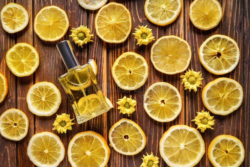 与瓶的构成香水 美丽的花和切的柠檬在木背景库存照片 图片包括有芬芳 香水 范例 对象 颜色