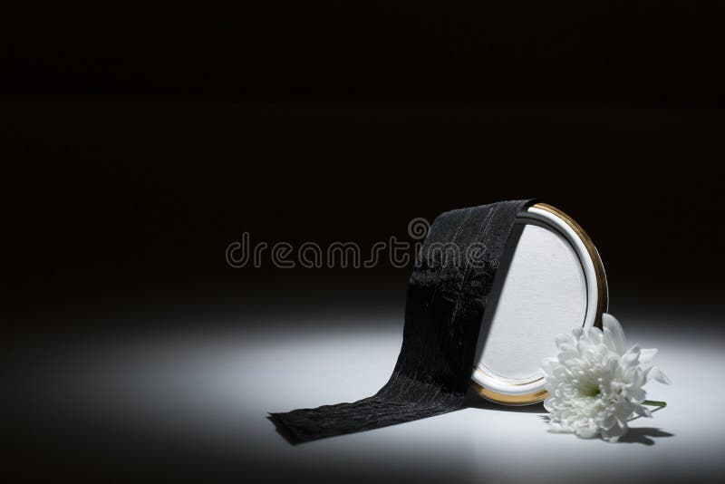 与白色菊花和黑磁带的空白的哀悼的框架库存照片 图片包括有与白色菊花和黑磁带的空白的哀悼的框架 89431530