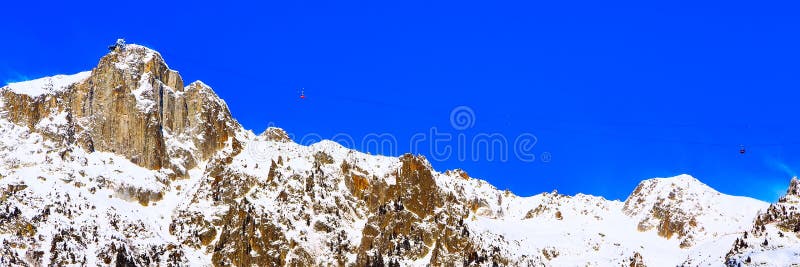 与缆车和雪山的滑雪背景库存图片 图片包括有与缆车和雪山的滑雪背景