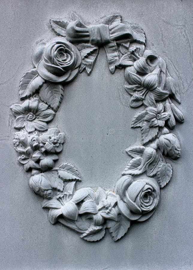 与花 莓果和叶子的美丽的花圈被雕刻入墓石的边库存照片 图片包括有充分 概念性 失去 详细资料