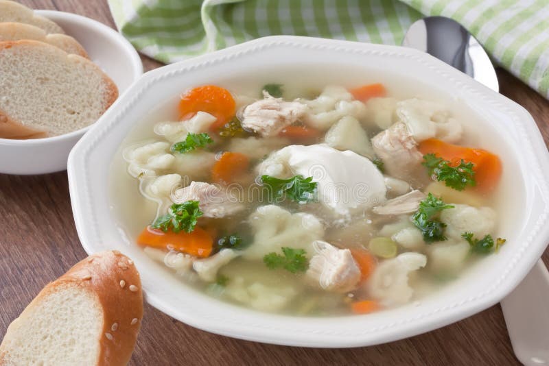 与鸡 花椰菜 菜和面包的汤在白色板材库存图片 图片包括有可口 健康 午餐 牌照 食物 花椰菜