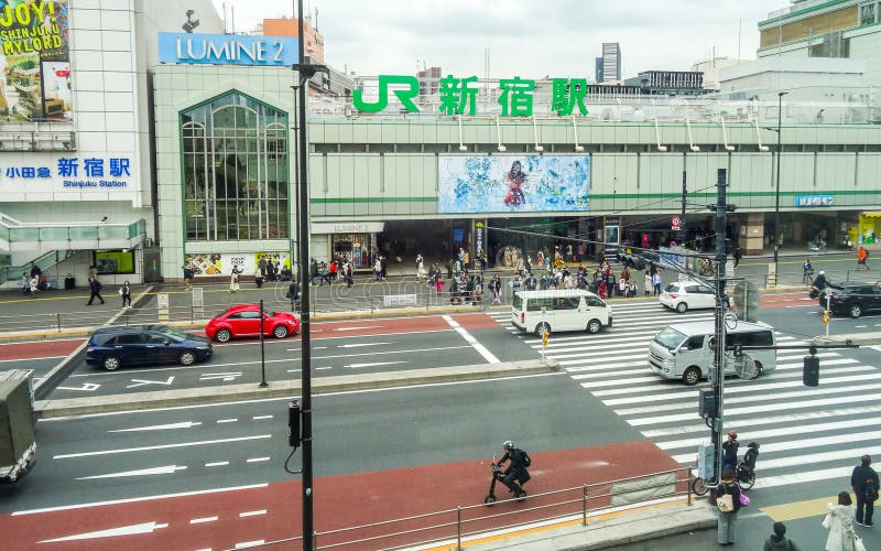 东京新宿站编辑类图片 图片包括有汽车 街道 入口 现代 存储 中心 标志牌 商业 东京新宿站编辑类图片 图片包括有汽车 街道 入口 现代 存储 中心 标志牌 商业