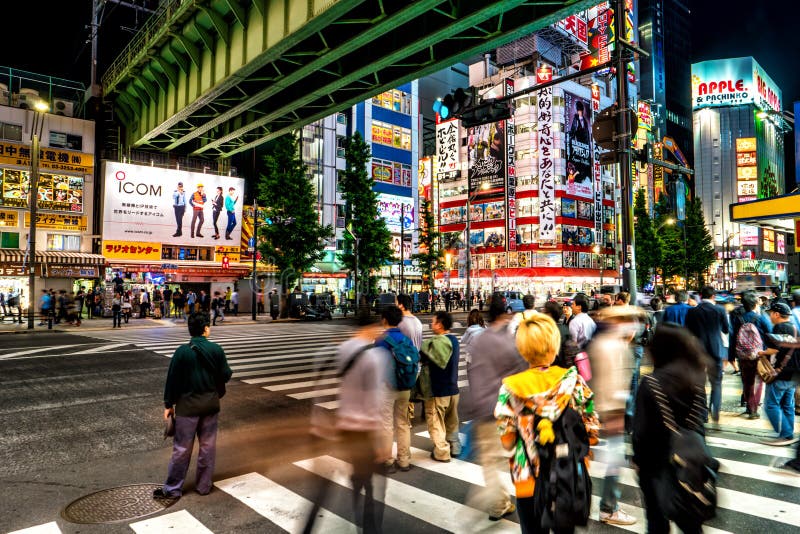 东京街道视图在晚上秋叶原16年5月图库摄影片 图片包括有会议室 夜间 道路 金属 妇女