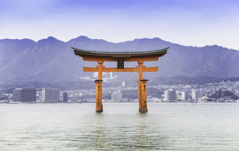 严岛神社背景的屋顶上面库存照片 图片包括有宗教 日本之神道教 橙色 镇痛药 屋顶 站点 严岛神社背景的屋顶上面库存照片 图片包括有宗教 日本之神道教 橙色 镇痛药 屋顶 站点