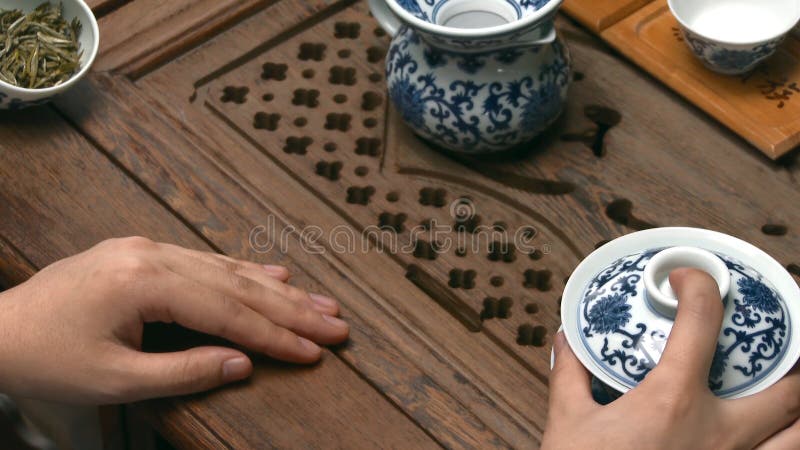 中国茶道由茶大师执行中国茶道倒茶的女性手入杯子库存图片 图片包括有和服 早晨 波儿地克的 中国茶道由茶大师执行中国茶道倒茶的女性手入杯子库存图片 图片包括有和服 早晨 波儿地克的