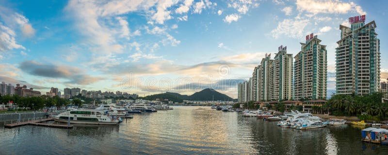 丽春河与地平线上的鹿回头公园编辑类库存图片 图片包括有海岸 城市 晴朗 绿色 贿赂 风景