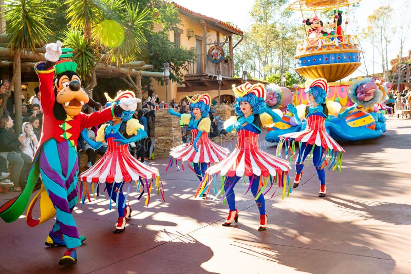 五颜六色的服装的艺人参加disneyworld的游行编辑类图片 图片包括有 五颜六色的服装的艺人参加disneyworld的游行编辑类图片 图片包括有