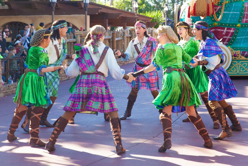五颜六色的服装的艺人参加disneyworld的游行编辑类库存图片 图片包括有吸引力 目的地 五颜六色的服装的艺人参加disneyworld的游行编辑类库存图片 图片包括有吸引力 目的地
