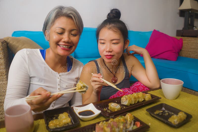 亚洲女朋友吃日本寿司吃午餐 快乐而迷人的女人和女朋友在家吃寿司卷库存照片 图片包括有居住 长沙发 亚洲女朋友吃日本寿司吃午餐 快乐而迷人的女人和女朋友在家吃寿司卷库存照片 图片包括有居住 长沙发