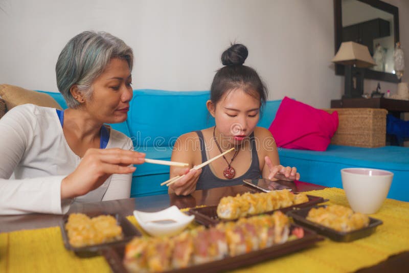 亚洲女朋友吃日本寿司吃午餐 快乐而迷人的女人和女朋友在家吃寿司卷库存照片 图片包括有居住 长沙发 亚洲女朋友吃日本寿司吃午餐 快乐而迷人的女人和女朋友在家吃寿司卷库存照片 图片包括有居住 长沙发