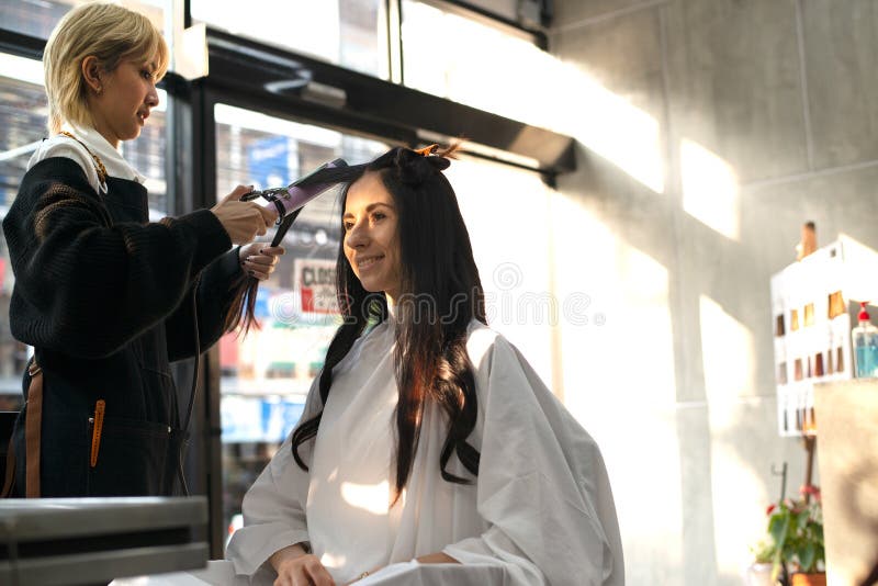 亚洲女理发师做mrs客户的发型在曼谷市的现代美容院 库存照片 图片包括有理发 街市 夫人 客户