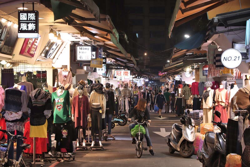 批发服装店编辑类库存图片 图片包括有行业 购物 批发 安排 街道 衣裳 界面 区域