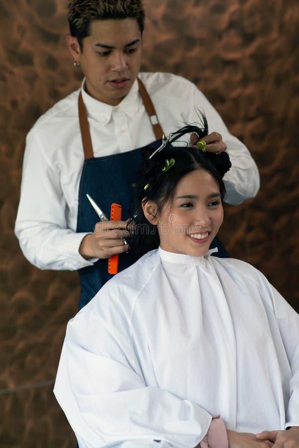 亚洲男性的美容师做亚洲女性客户的发型在曼谷市的现代美容院 库存图片 图片包括有薄饼 干净 亚洲男性的美容师做亚洲女性客户的发型在曼谷市的现代美容院 库存图片 图片包括有薄饼 干净