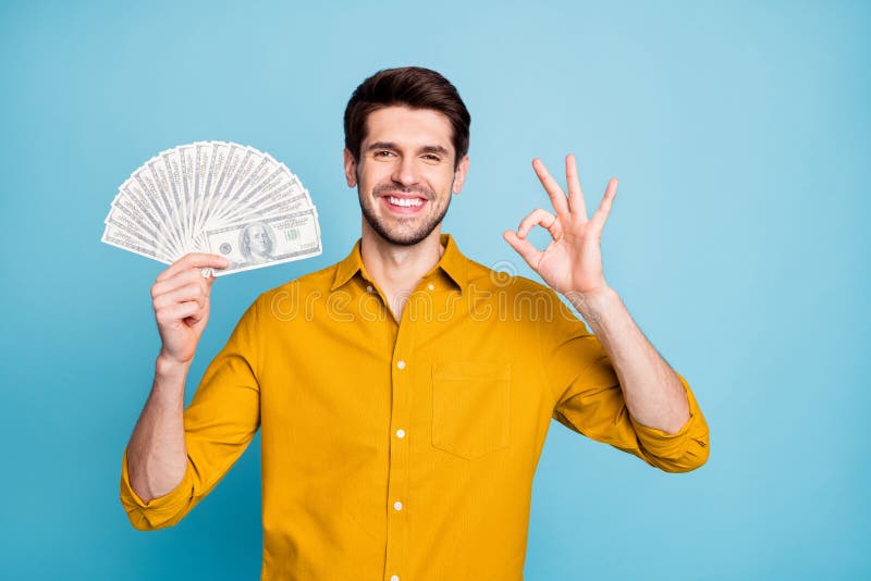 他那漂亮 欢快 愉快的帅哥的画像 上面显示 好牌 手上拿着取款机库存图片 图片包括有班珠尔 男性 他那漂亮 欢快 愉快的帅哥的画像 上面显示 好牌 手上拿着取款机库存图片 图片包括有班珠尔 男性