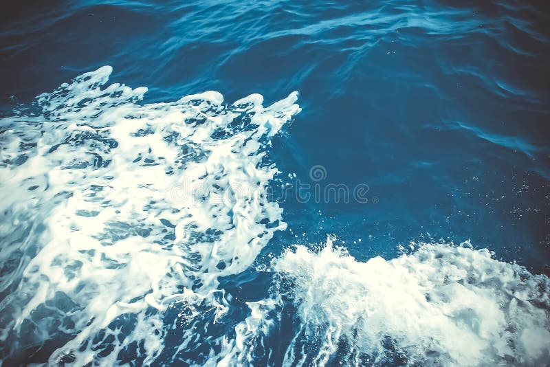 以海泡为背景的蓝色海水深蓝海水带喷雾海洋水背景库存照片 图片包括有水生 深深 行动 背包 以海泡为背景的蓝色海水深蓝海水带喷雾海洋水背景库存照片 图片包括有水生 深深 行动 背包
