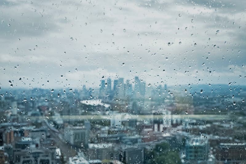 伦敦城背景的玻璃上阵阵雨库存图片 图片包括有地区 下落 玻璃 表面 布琼布拉 纹理 拱道 伦敦城背景的玻璃上阵阵雨库存图片 图片包括有地区 下落 玻璃 表面 布琼布拉 纹理 拱道