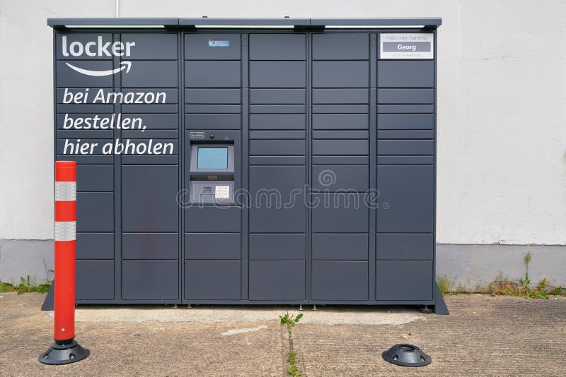 位于马格德堡的亚马逊邮购公司亚马逊的包裹储物柜的亚马逊储物柜取货站图库摄影片 图片包括有邮件 装货