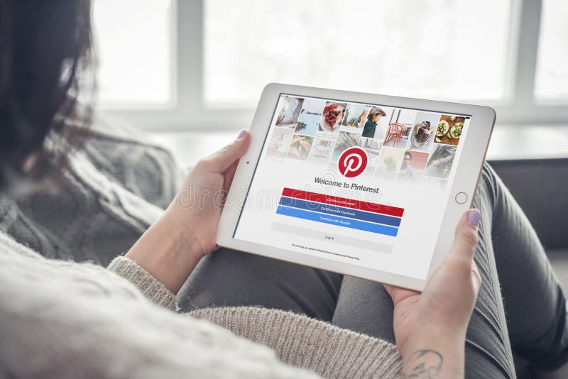 使用在ipad的pinterest 编辑类库存照片 图片包括有活动 室内 浏览 会议室 利息 使用在ipad的pinterest 编辑类库存照片 图片包括有活动 室内 浏览 会议室 利息