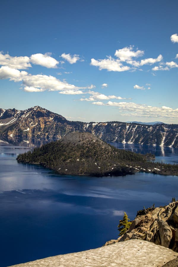 俄勒冈州火山湖国家公园夏季公路之旅库存照片 图片包括有火山 公园 向导 背包 西北 锥体