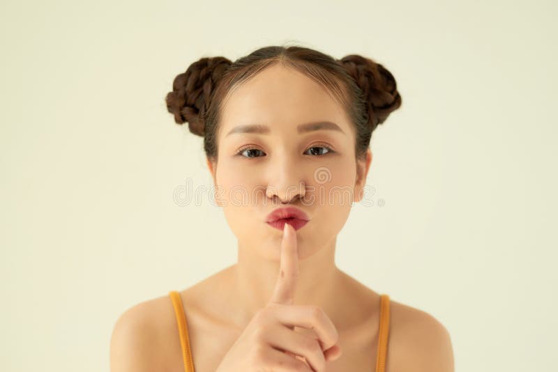 保密 灯下发型柔和的嬉戏正面亚洲少女画像库存照片 图片包括有韩文 表面 秘密 保留 衬衣 保密 灯下发型柔和的嬉戏正面亚洲少女画像库存照片 图片包括有韩文 表面 秘密 保留 衬衣