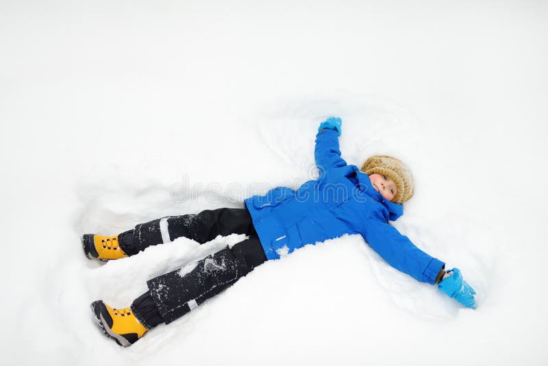 做雪天使的孩子. 玩雪花玩玩新雪的小男孩库存图片. 图片包括有节假日, 衣裳, 高兴, 童年, 女演员- 207986101
