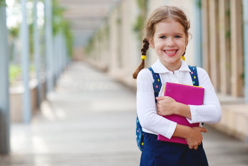 儿童女孩女小学生小学学生库存照片 图片包括有查出 教育 人员 挑运 可爱 孩子 愉快