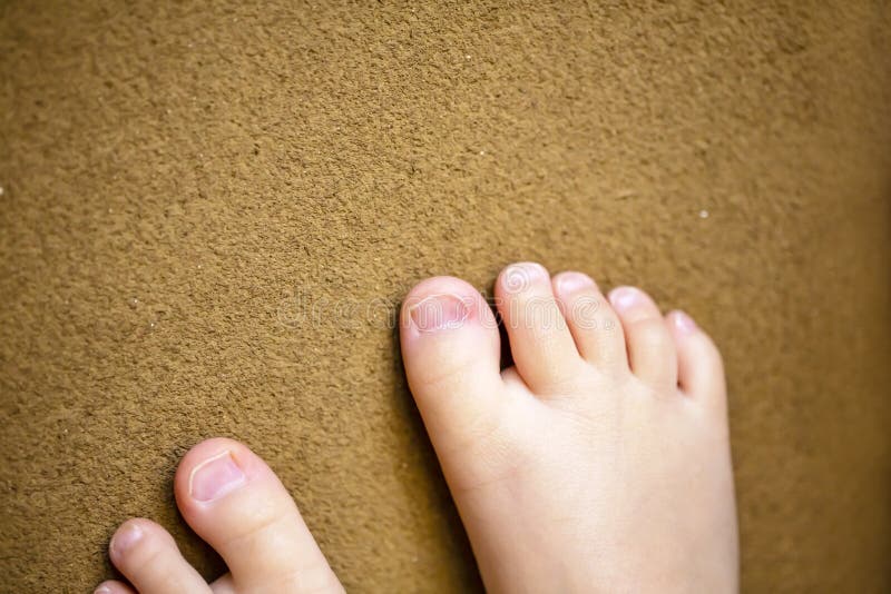 儿童赤脚棕色背景中儿童的裸足库存图片 图片包括有孩子 健康 女演员 少许 乐趣 本质 儿童赤脚棕色背景中儿童的裸足库存图片 图片包括有孩子 健康 女演员 少许 乐趣 本质