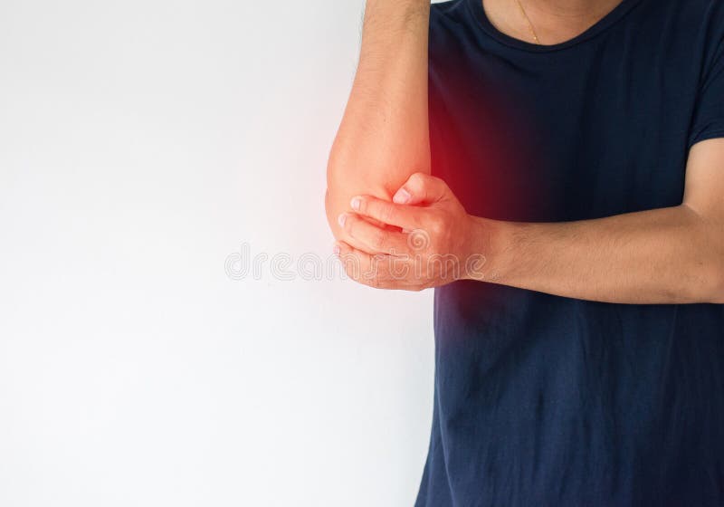 充满痛苦在手肘 接触他痛苦的手肘的男性手的人库存照片 图片包括有 充满痛苦在手肘 接触他痛苦的手肘的男性手的人库存照片 图片包括有