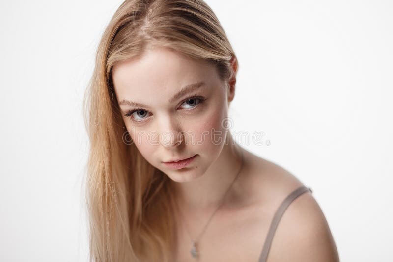 裸肩看镜头的白人美女纵向 特写库存图片 图片包括有结算 放血 设计 注视 健康 干净 裸肩看镜头的白人美女纵向 特写库存图片 图片包括有结算 放血 设计 注视 健康 干净